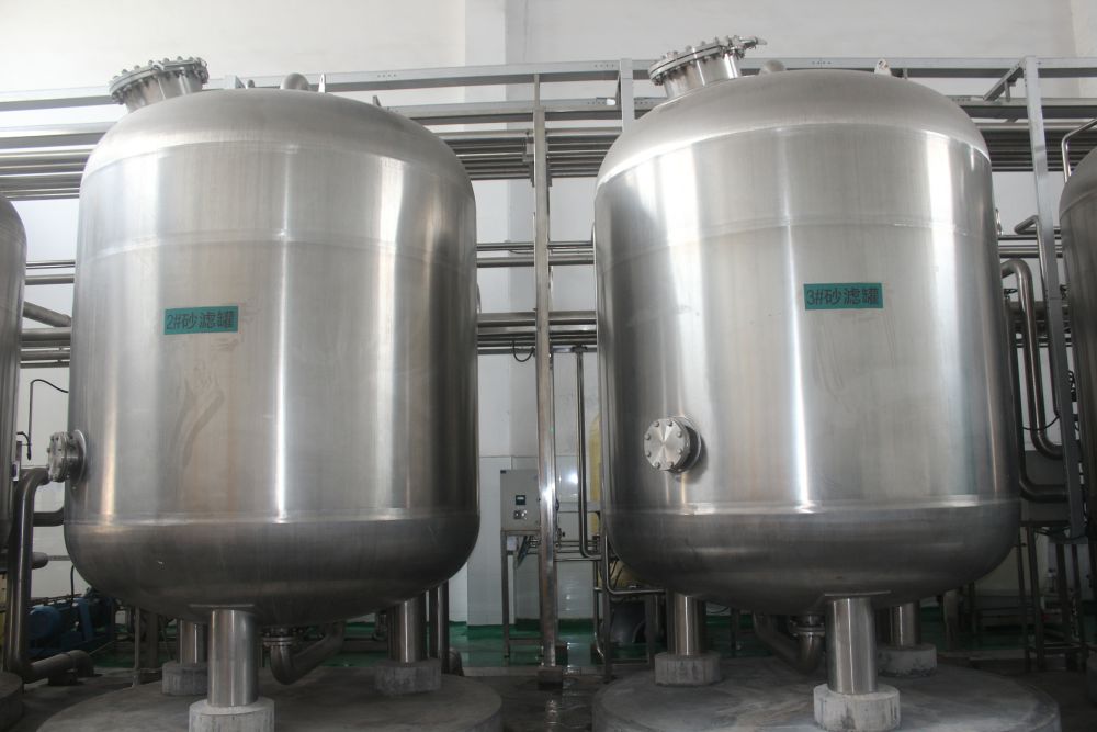 廣(guang)州某某(mou)啤(pi)酒(jiu)100噸過濾(lv)輭化(hua)水(shui)工程